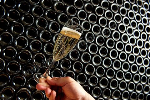 Production du "champagne" Tunisien le Mum à la cave de Megrine dans la banlieue sud de Tunis