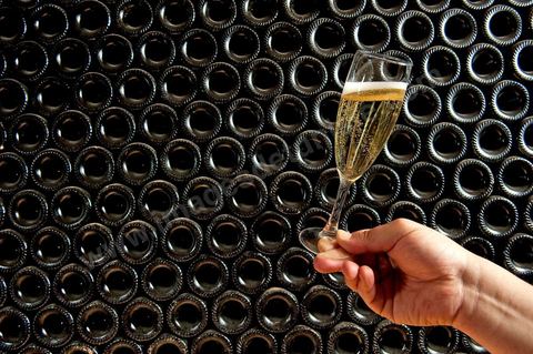 Production du "champagne" Tunisien le Mum à la cave de Megrine dans la banlieue sud de Tunis