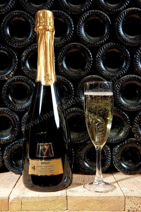 Production du "champagne" Tunisien le Mum à la cave de Megrine dans la banlieue sud de Tunis