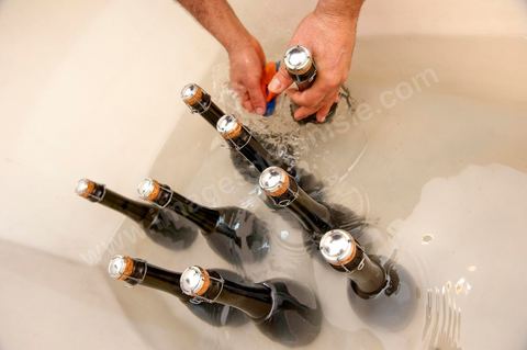 Production du "champagne" Tunisien le Mum à la cave de Megrine dans la banlieue sud de Tunis