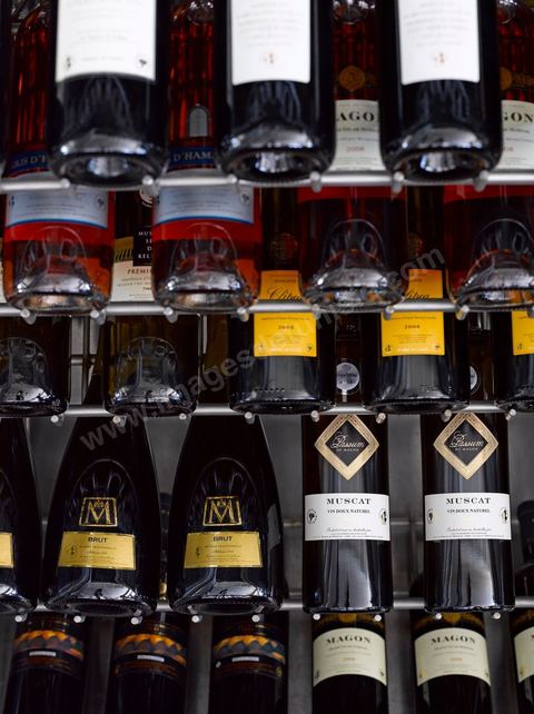 Etagere de vins tunisiens de l'UCCV Muscat et champagne M tunisien