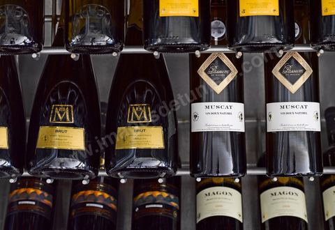 Etagere de vins tunisiens de l'UCCV Muscat et champagne M tunisien