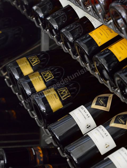 Etagere de vins tunisiens de l'UCCV Muscat et champagne M tunisien
