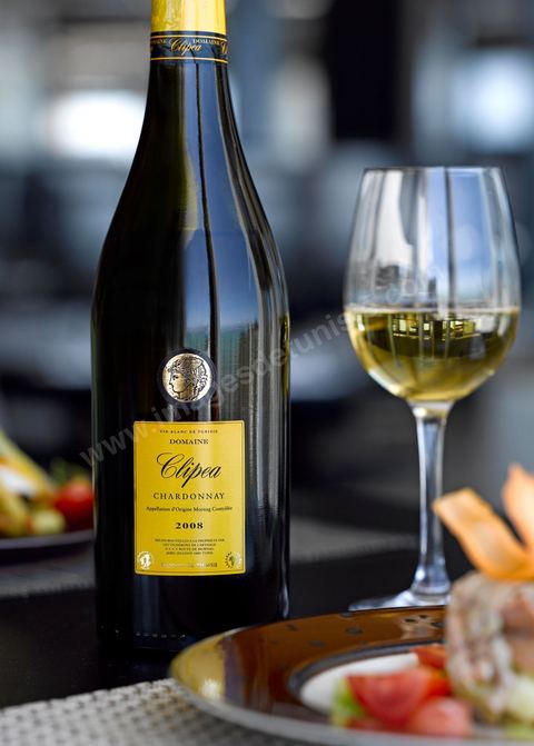 Bouteille de vin blanc Clipea sur table  au restaurant du villa Didon
