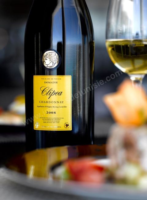 Bouteille de vin blanc Clipea sur table  au restaurant du villa Didon