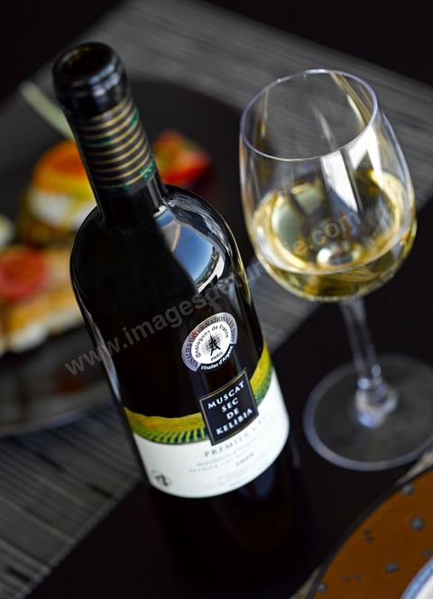 Bouteille de vin blanc Muscat de Kelibia sur table  au restaurant du villa Didon