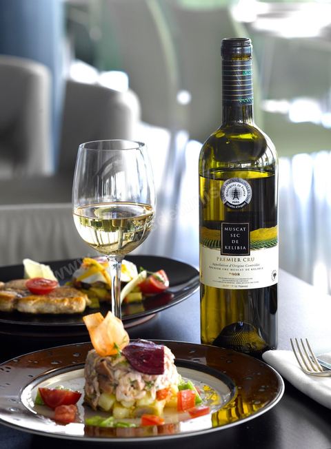 Bouteille de vin blanc Muscat de Kelibia sur table  au restaurant du villa Didon