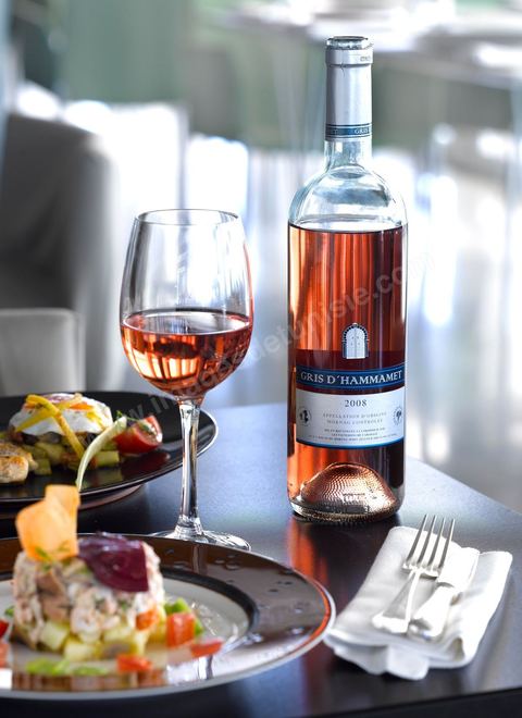 Bouteille de vin rosé Gris de Hammamet sur table  au restaurant du villa Didon