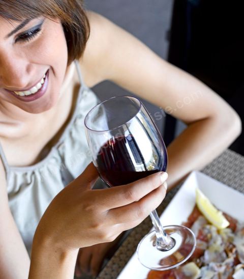 Femme et dégustation de vins tunisiens au restaurant du villa Didon