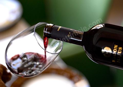 Verre et bouteille de vin rouge, service du vin au restaurant Villa Didon