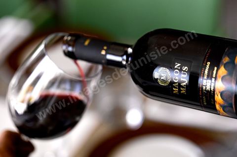 Verre et bouteille de vin rouge, service du vin au restaurant Villa Didon
