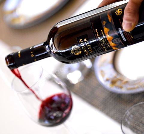 Verre et bouteille de vin rouge, service du vin au restaurant Villa Didon