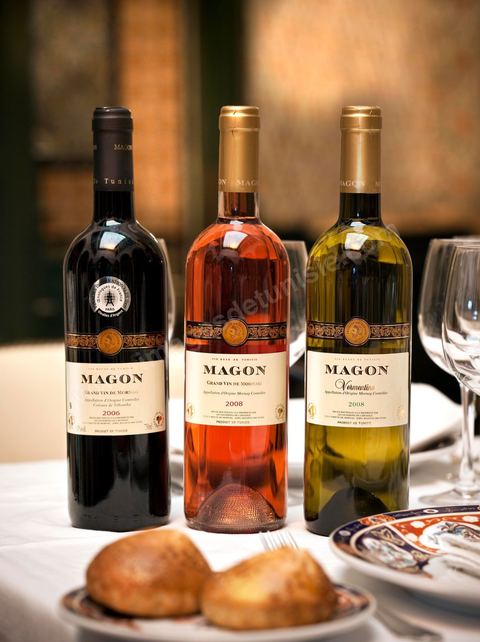 Sélection des bouteilles de Magon, rouge, rosé et blanc sur table du restaurant Dar El Djeld