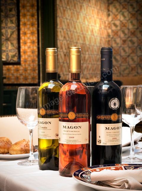 Sélection des bouteilles de Magon, rouge, rosé et blanc sur table du restaurant Dar El Djeld