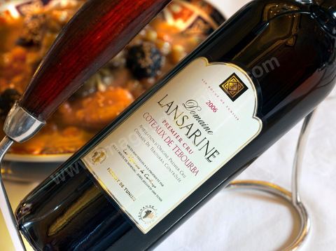 Bouteille de vin rouge Domaine Lansarine sur table du restaurant Dar El Djeld