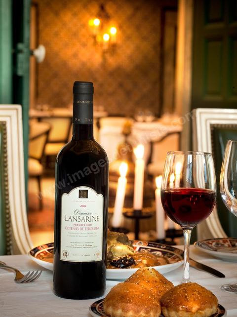 Bouteille de vin rouge Domaine Lansarine sur table du restaurant Dar El Djeld