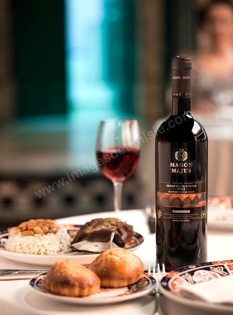 Bouteille de vin rouge Magon Majus sur table du restaurant Dar El Djeld