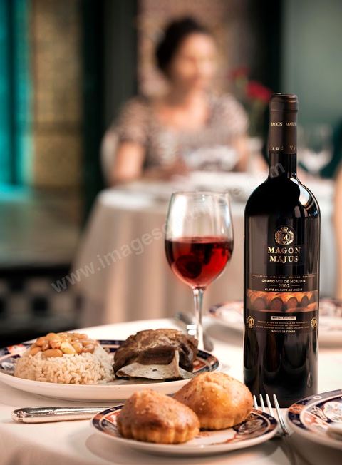 Bouteille de vin rouge Magon Majus sur table du restaurant Dar El Djeld