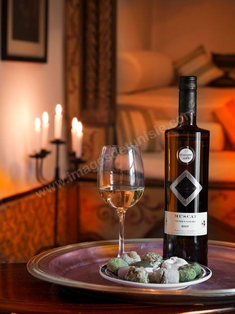 Bouteille de Muscat sec Passum sur table du restaurant Dar El Djeld