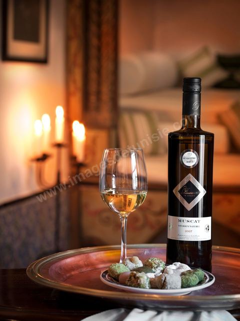 Bouteille de Muscat sec Passum sur table du restaurant Dar El Djeld