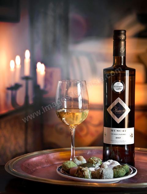 Bouteille de Muscat sec Passum sur table du restaurant Dar El Djeld