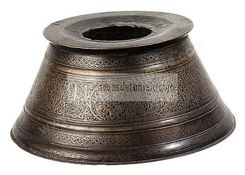 BASE DE CHANDELIER EN BRONZE. Syrie du Nord ou Mossoul,14  sicle. 