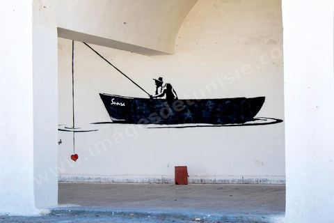 Oeuvres de l'artiste français SUNRA pour le Projet DjerbaHood : après la Tour Paris 13, la team Itinerrance dépose ses valises dans un village traditionnel de l’île de Djerba, Erriadh. Depuis le début du mois de juillet, le village d’Erriadh se métamorphose petit à petit pour devenir un véritable musée à ciel ouvert. Une sélection d’artistes des quatre coins du monde ont été invités à s’exprimer dans ce décor unique à l’architecture authentique : murs blancs, portes bleues turquoises, dômes, veilles constructions et divers lieux abandonnés, autant de possibilités qui donneront naissance à des créations uniques aux couleurs locales.