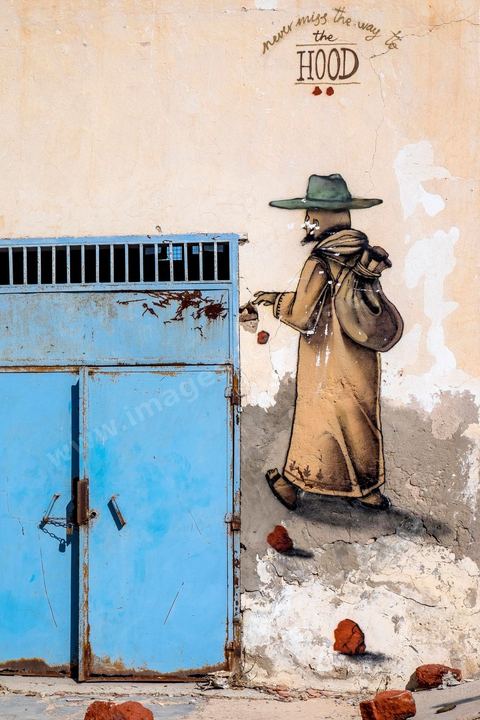 Oeuvres de l'artiste espagnol MALAKKAI pour le Projet DjerbaHood : après la Tour Paris 13, la team Itinerrance dépose ses valises dans un village traditionnel de l’île de Djerba, Erriadh. Depuis le début du mois de juillet, le village d’Erriadh se métamorphose petit à petit pour devenir un véritable musée à ciel ouvert. Une sélection d’artistes des quatre coins du monde ont été invités à s’exprimer dans ce décor unique à l’architecture authentique : murs blancs, portes bleues turquoises, dômes, veilles constructions et divers lieux abandonnés, autant de possibilités qui donneront naissance à des créations uniques aux couleurs locales.