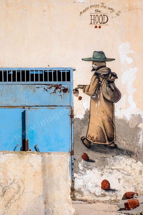 Oeuvres de l'artiste espagnol MALAKKAI pour le Projet DjerbaHood : après la Tour Paris 13, la team Itinerrance dépose ses valises dans un village traditionnel de l’île de Djerba, Erriadh. Depuis le début du mois de juillet, le village d’Erriadh se métamorphose petit à petit pour devenir un véritable musée à ciel ouvert. Une sélection d’artistes des quatre coins du monde ont été invités à s’exprimer dans ce décor unique à l’architecture authentique : murs blancs, portes bleues turquoises, dômes, veilles constructions et divers lieux abandonnés, autant de possibilités qui donneront naissance à des créations uniques aux couleurs locales.