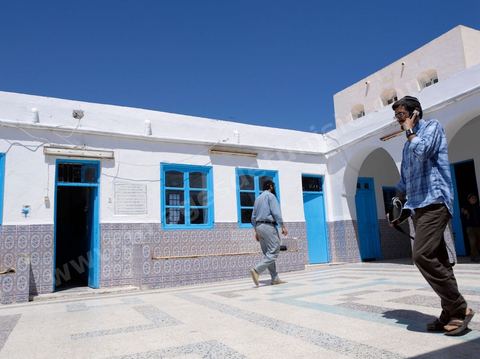 La Yeshiva, ecole juive destinée à l'étude de la Tora et du Talmud. Ils étudient des centaines de livres hébraïques publiés à Djerba et conservés dans la bibliothèque de l'école. Cette école juive se situe à Hara Kebira le quartier juif dans la banlieue de Houmt Souk sur l'île de Djerba. Les jeunes juifs sur l'île de Djerba suivent à la fois un enseignement religieux (juif) et les cours de l'école publique tunisienne (musulman)