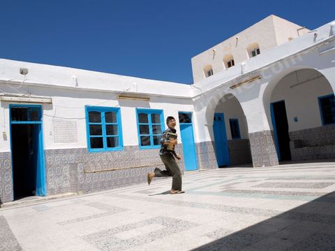 La Yeshiva, ecole juive destinée à l'étude de la Tora et du Talmud. Ils étudient des centaines de livres hébraïques publiés à Djerba et conservés dans la bibliothèque de l'école. Cette école juive se situe à Hara Kebira le quartier juif dans la banlieue de Houmt Souk sur l'île de Djerba. Les jeunes juifs sur l'île de Djerba suivent à la fois un enseignement religieux (juif) et les cours de l'école publique tunisienne (musulman)