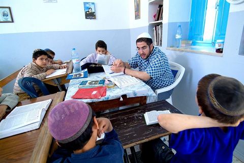 La Yeshiva, ecole juive destinée à l'étude de la Tora et du Talmud. Ils étudient des centaines de livres hébraïques publiés à Djerba et conservés dans la bibliothèque de l'école. Cette école juive se situe à Hara Kebira le quartier juif dans la banlieue de Houmt Souk sur l'île de Djerba. Les jeunes juifs sur l'île de Djerba suivent à la fois un enseignement religieux (juif) et les cours de l'école publique tunisienne (musulman)