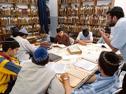 La Yeshiva, ecole juive destinée à l'étude de la Tora et du Talmud. Ils étudient des centaines de livres hébraïques publiés à Djerba et conservés dans la bibliothèque de l'école. Cette école juive se situe à Hara Kebira le quartier juif dans la banlieue de Houmt Souk sur l'île de Djerba. Les jeunes juifs sur l'île de Djerba suivent à la fois un enseignement religieux (juif) et les cours de l'école publique tunisienne (musulman)