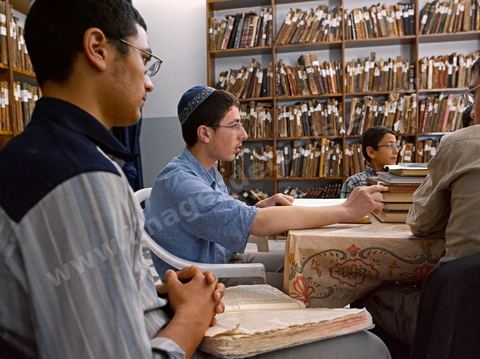 La Yeshiva, ecole juive destinée à l'étude de la Tora et du Talmud. Ils étudient des centaines de livres hébraïques publiés à Djerba et conservés dans la bibliothèque de l'école. Cette école juive se situe à Hara Kebira le quartier juif dans la banlieue de Houmt Souk sur l'île de Djerba. Les jeunes juifs sur l'île de Djerba suivent à la fois un enseignement religieux (juif) et les cours de l'école publique tunisienne (musulman)