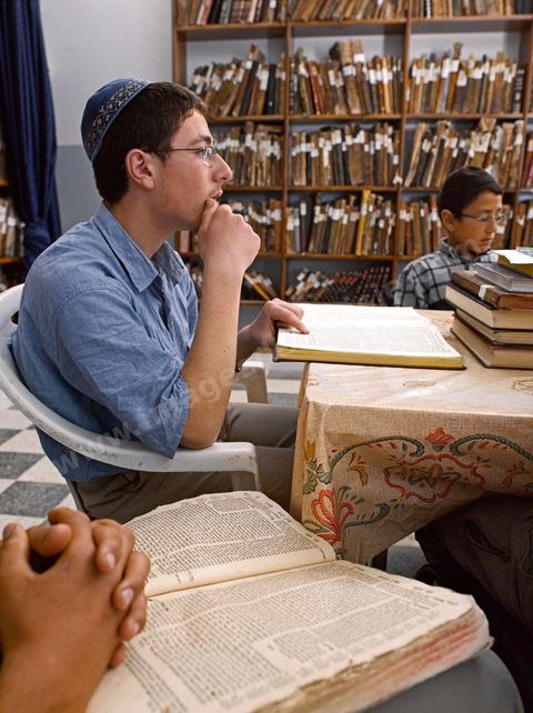 La Yeshiva, ecole juive destinée à l'étude de la Tora et du Talmud. Ils étudient des centaines de livres hébraïques publiés à Djerba et conservés dans la bibliothèque de l'école. Cette école juive se situe à Hara Kebira le quartier juif dans la banlieue de Houmt Souk sur l'île de Djerba. Les jeunes juifs sur l'île de Djerba suivent à la fois un enseignement religieux (juif) et les cours de l'école publique tunisienne (musulman)