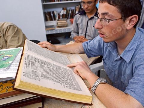 La Yeshiva, ecole juive destinée à l'étude de la Tora et du Talmud. Ils étudient des centaines de livres hébraïques publiés à Djerba et conservés dans la bibliothèque de l'école. Cette école juive se situe à Hara Kebira le quartier juif dans la banlieue de Houmt Souk sur l'île de Djerba. Les jeunes juifs sur l'île de Djerba suivent à la fois un enseignement religieux (juif) et les cours de l'école publique tunisienne (musulman)
