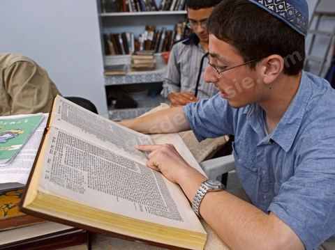 La Yeshiva, ecole juive destinée à l'étude de la Tora et du Talmud. Ils étudient des centaines de livres hébraïques publiés à Djerba et conservés dans la bibliothèque de l'école. Cette école juive se situe à Hara Kebira le quartier juif dans la banlieue de Houmt Souk sur l'île de Djerba. Les jeunes juifs sur l'île de Djerba suivent à la fois un enseignement religieux (juif) et les cours de l'école publique tunisienne (musulman)