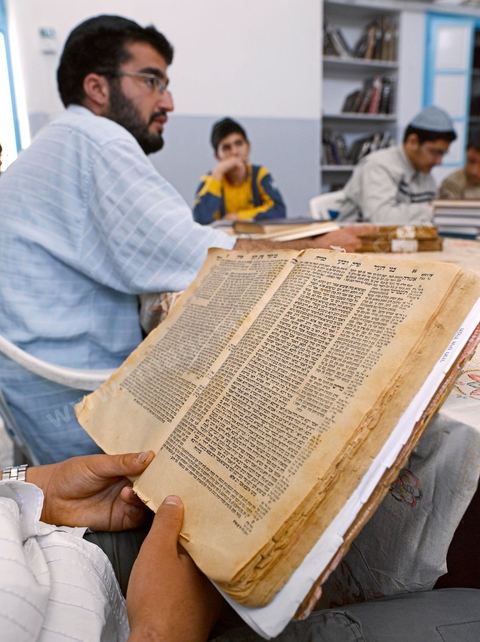 La Yeshiva, ecole juive destinée à l'étude de la Tora et du Talmud. Ils étudient des centaines de livres hébraïques publiés à Djerba et conservés dans la bibliothèque de l'école. Cette école juive se situe à Hara Kebira le quartier juif dans la banlieue de Houmt Souk sur l'île de Djerba. Les jeunes juifs sur l'île de Djerba suivent à la fois un enseignement religieux (juif) et les cours de l'école publique tunisienne (musulman)
