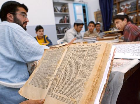 La Yeshiva, ecole juive destinée à l'étude de la Tora et du Talmud. Ils étudient des centaines de livres hébraïques publiés à Djerba et conservés dans la bibliothèque de l'école. Cette école juive se situe à Hara Kebira le quartier juif dans la banlieue de Houmt Souk sur l'île de Djerba. Les jeunes juifs sur l'île de Djerba suivent à la fois un enseignement religieux (juif) et les cours de l'école publique tunisienne (musulman)