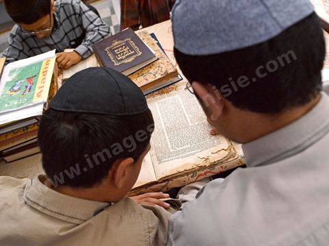La Yeshiva, ecole juive destinée à l'étude de la Tora et du Talmud. Ils étudient des centaines de livres hébraïques publiés à Djerba et conservés dans la bibliothèque de l'école. Cette école juive se situe à Hara Kebira le quartier juif dans la banlieue de Houmt Souk sur l'île de Djerba. Les jeunes juifs sur l'île de Djerba suivent à la fois un enseignement religieux (juif) et les cours de l'école publique tunisienne (musulman)