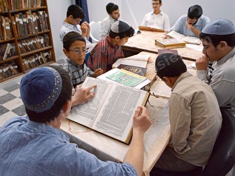La Yeshiva, ecole juive destinée à l'étude de la Tora et du Talmud. Ils étudient des centaines de livres hébraïques publiés à Djerba et conservés dans la bibliothèque de l'école. Cette école juive se situe à Hara Kebira le quartier juif dans la banlieue de Houmt Souk sur l'île de Djerba. Les jeunes juifs sur l'île de Djerba suivent à la fois un enseignement religieux (juif) et les cours de l'école publique tunisienne (musulman)