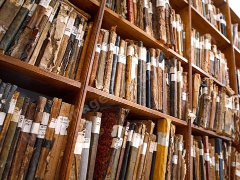 La Yeshiva, ecole juive destinée à l'étude de la Tora et du Talmud. Ils étudient des centaines de livres hébraïques publiés à Djerba et conservés dans la bibliothèque de l'école. Cette école juive se situe à Hara Kebira le quartier juif dans la banlieue de Houmt Souk sur l'île de Djerba. Les jeunes juifs sur l'île de Djerba suivent à la fois un enseignement religieux (juif) et les cours de l'école publique tunisienne (musulman)
