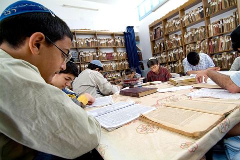 La Yeshiva, ecole juive destinée à l'étude de la Tora et du Talmud. Ils étudient des centaines de livres hébraïques publiés à Djerba et conservés dans la bibliothèque de l'école. Cette école juive se situe à Hara Kebira le quartier juif dans la banlieue de Houmt Souk sur l'île de Djerba. Les jeunes juifs sur l'île de Djerba suivent à la fois un enseignement religieux (juif) et les cours de l'école publique tunisienne (musulman)
