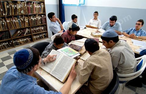 La Yeshiva, ecole juive destinée à l'étude de la Tora et du Talmud. Ils étudient des centaines de livres hébraïques publiés à Djerba et conservés dans la bibliothèque de l'école. Cette école juive se situe à Hara Kebira le quartier juif dans la banlieue de Houmt Souk sur l'île de Djerba. Les jeunes juifs sur l'île de Djerba suivent à la fois un enseignement religieux (juif) et les cours de l'école publique tunisienne (musulman)