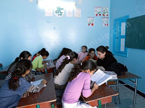Ecole d'enseignement religieux juifs pour les filles à Hara Kebira le quartier juif dans la banlieue de Houmt Souk sur l'île de Djerba. Les jeunes juifs sur l'île de Djerba suivent à la fois un enseignement religieux (juif) et les cours de l'école publique tunisienne (musulman)