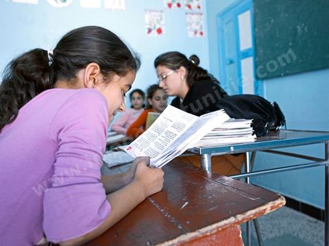 Ecole d'enseignement religieux juifs pour les filles à Hara Kebira le quartier juif dans la banlieue de Houmt Souk sur l'île de Djerba. Les jeunes juifs sur l'île de Djerba suivent à la fois un enseignement religieux (juif) et les cours de l'école publique tunisienne (musulman)