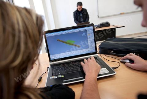 Cours de CAO et DAO pour les étudiants d'architecture à l'Université Privée Tunis Carthage (UTC) à la Soukra - banlieue nord de Tunis