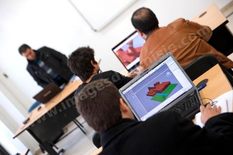 Cours de CAO et DAO pour les étudiants d'architecture à l'Université Privée Tunis Carthage (UTC) à la Soukra - banlieue nord de Tunis
