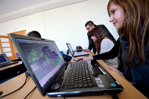 Cours de CAO et DAO pour les étudiants d'architecture à l'Université Privée Tunis Carthage (UTC) à la Soukra - banlieue nord de Tunis