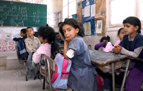 Ecole primaire à Houmt Souk sur l'île de Djerba - ecoliers dans leur école primaire, salle de classe, cour de récréation, écoliers en blouse rose et bleu, instituteur, cours de classe de primaire en Tunisie. enfants dasns sale de classe d'une école